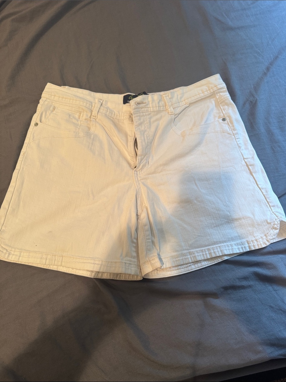 Gloria Vanderbilt Cream Denim Jean Shorts